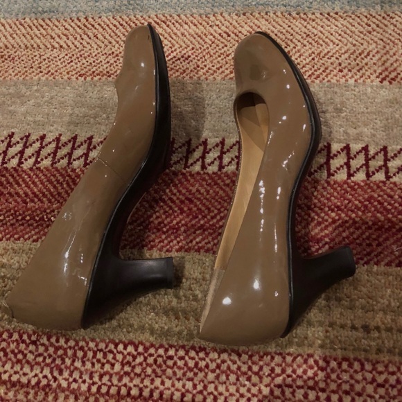 Soft spot patent leather heels in taupe size 8 - Picture 5 of 7